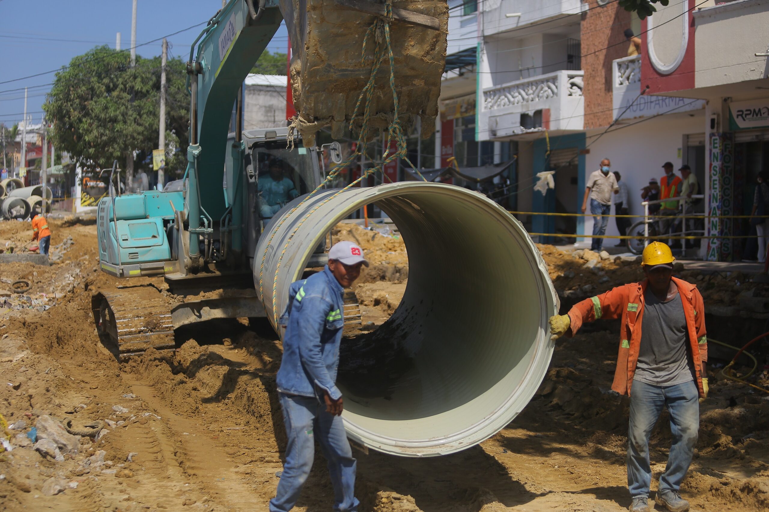 Obrero frente a las tuberías colectoras de agua lluvia