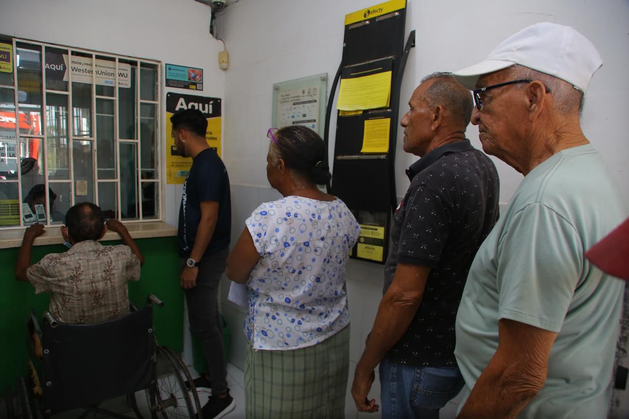 Abuelitos cobrando en puntos autorizados