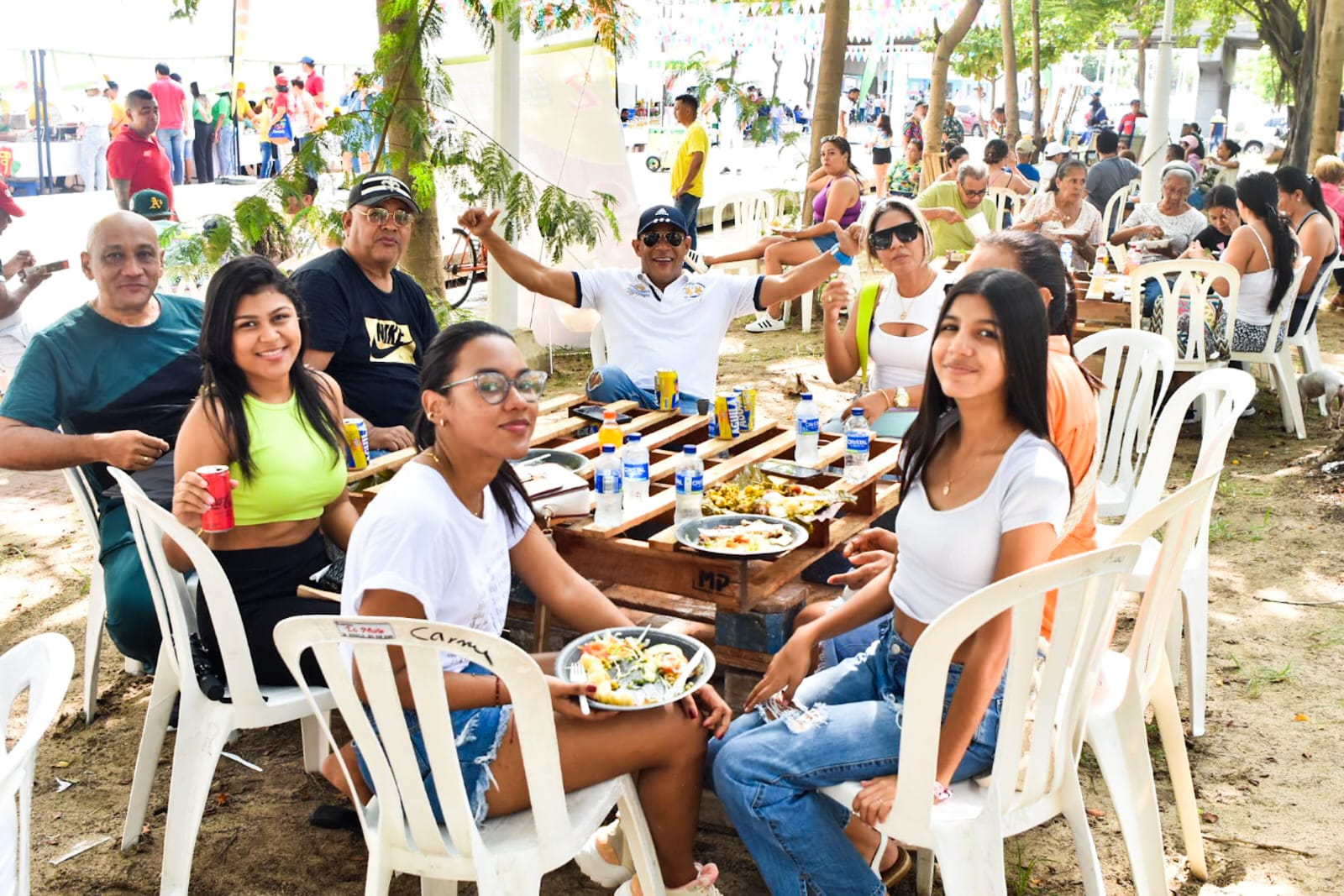 Personas comiendo en festival Sabor Bajero