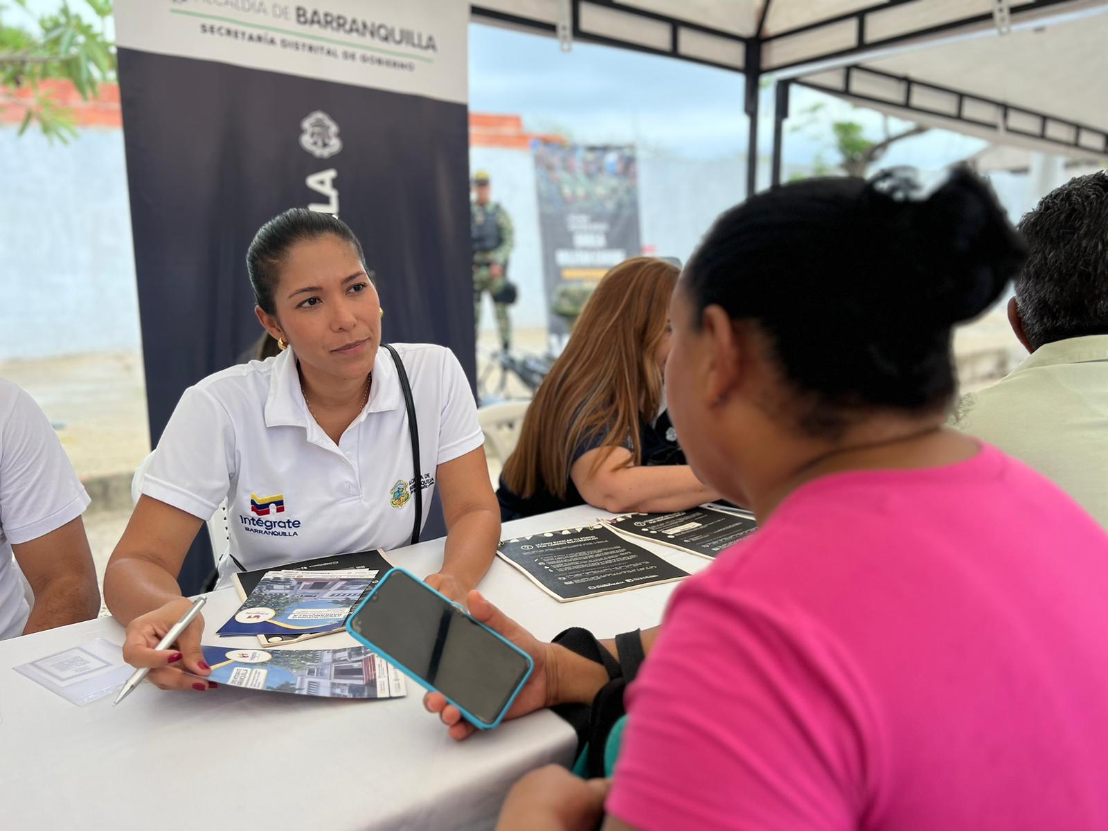 Persona siendo atendida en Jornada Vamos Pal' Barrio