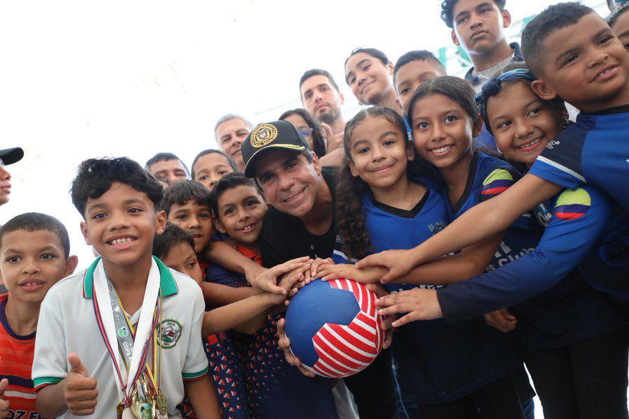 Alcalde con niños y comunidad