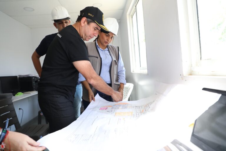 Alex Char observa planos de obras para Villas de San Pablo 