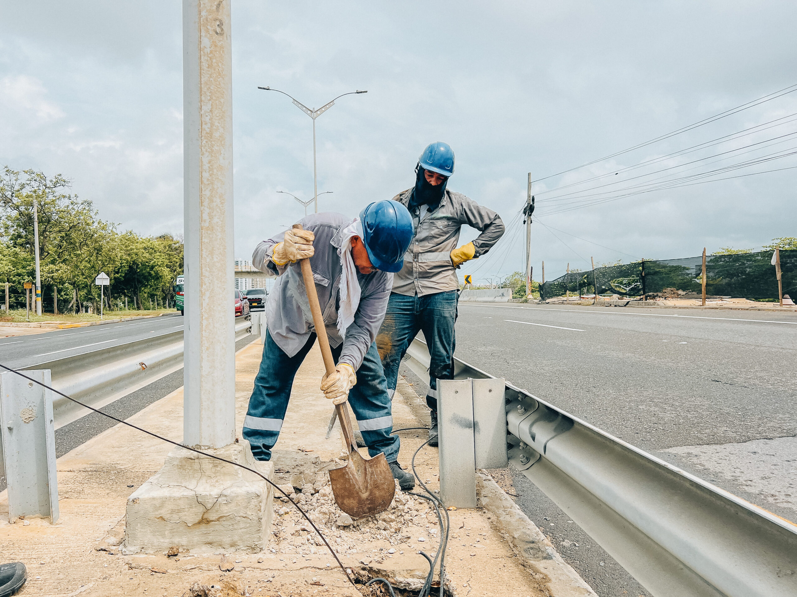 Hombres en trabajos de reparación alumbrado Via al Mar