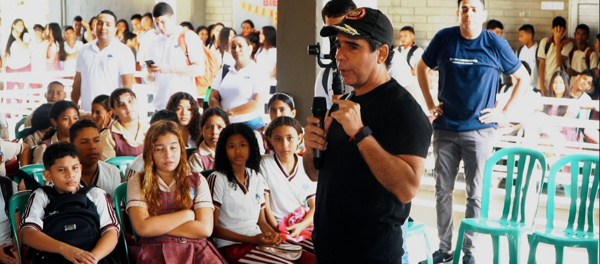 Alcalde Char hablando a la comunidad