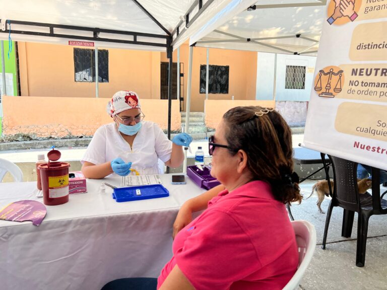 Mujer es atendida en brigada de salud