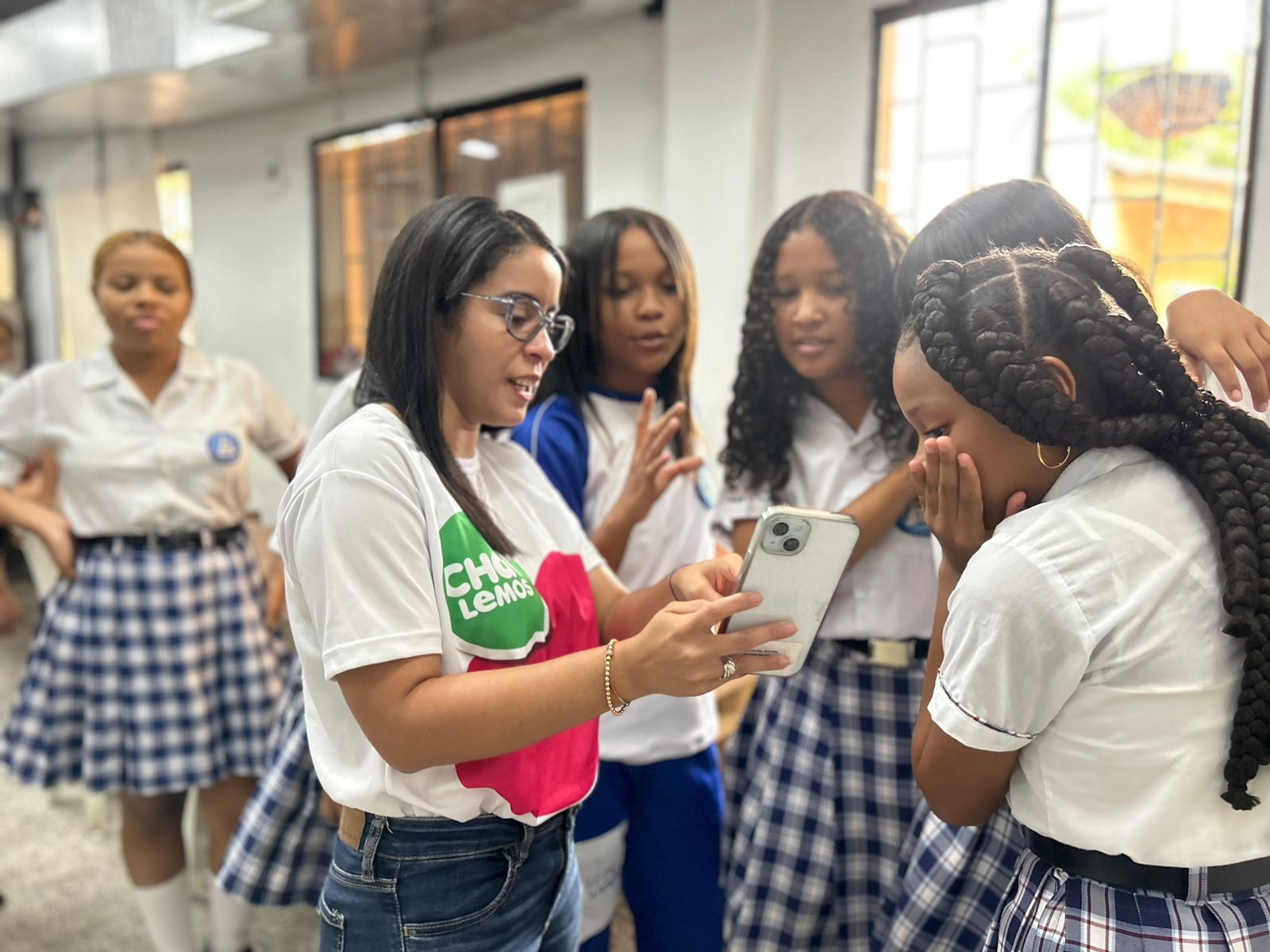 Secretaria de Salud muestra en su celular la estrategia a estudiantes