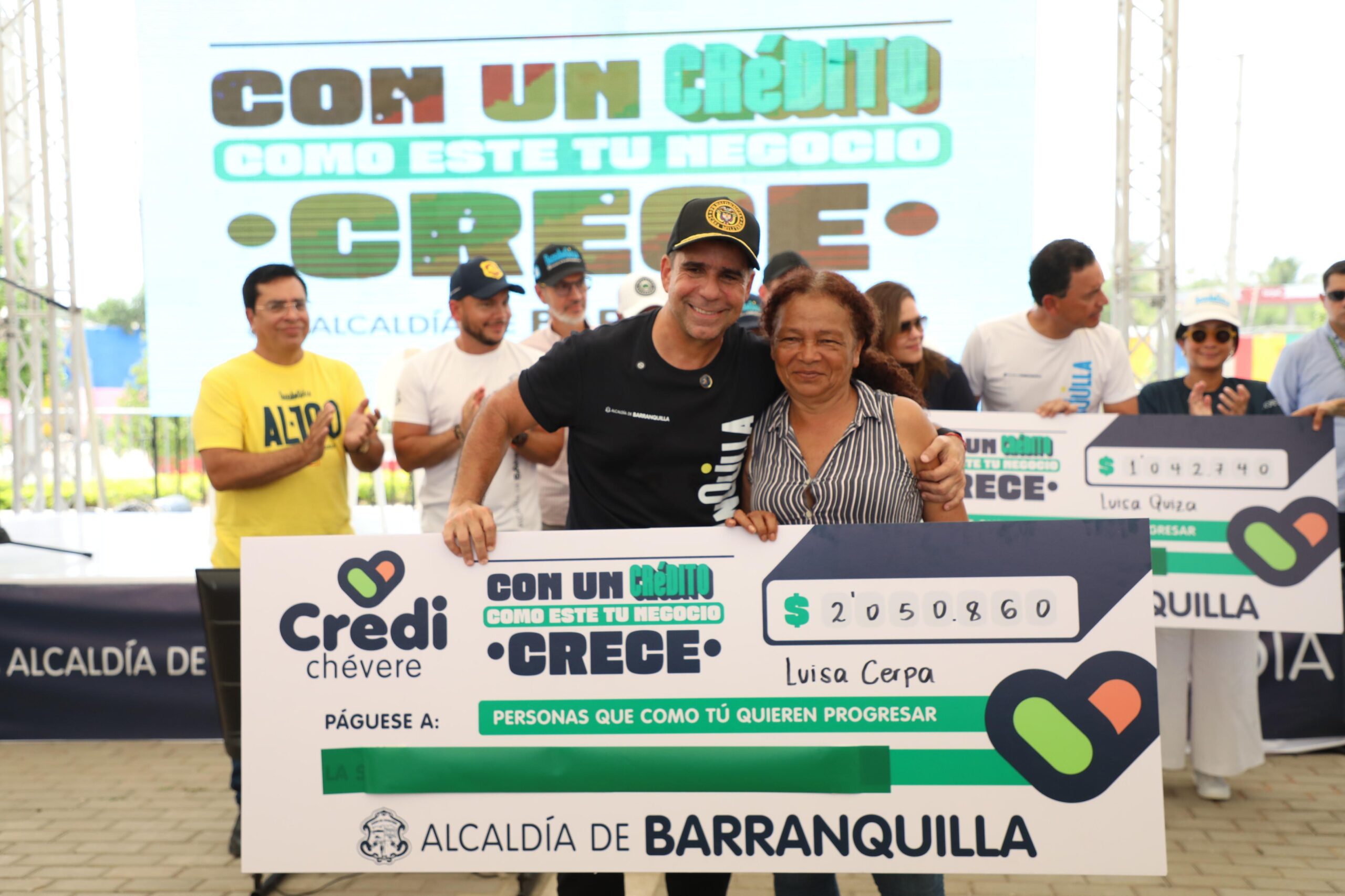 Alex Char entrega cheque simbólico a beneficiaria