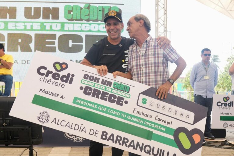 Alex Char entrega cheque simbólico microcréditos 