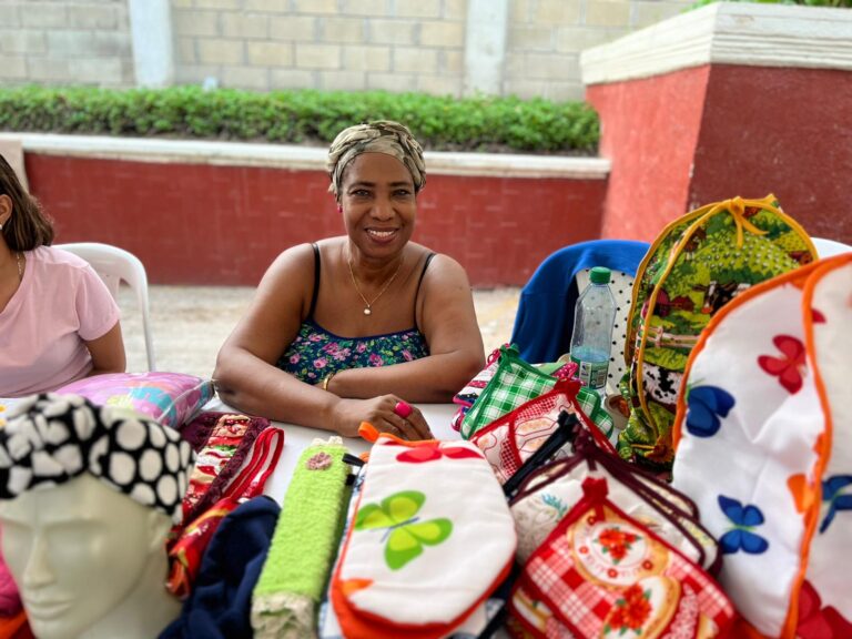 Mujer en stand con su emprendimiento