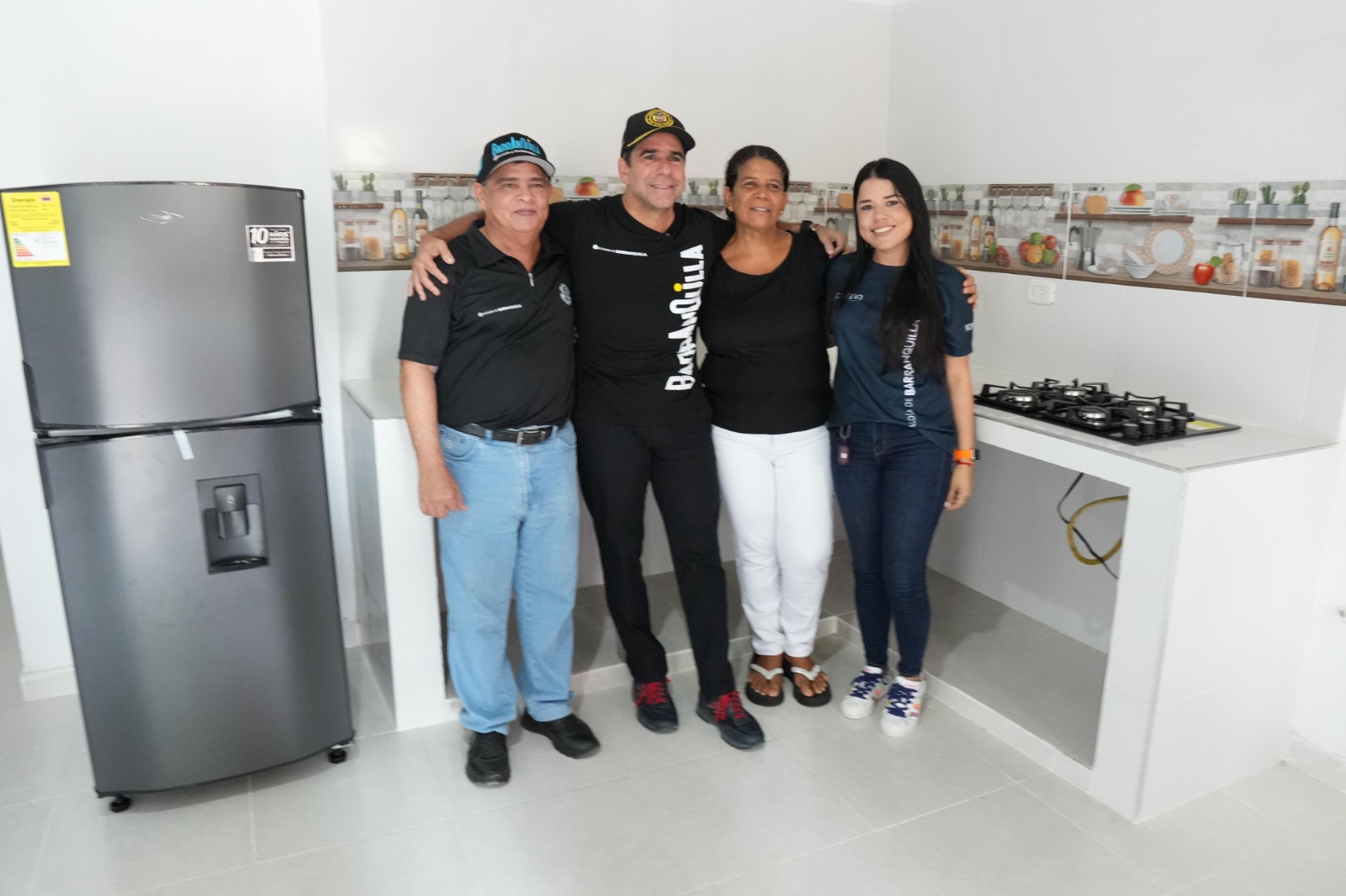 Alcalde con familia beneficiaria de cocina programa Mejoramiento de Vivienda