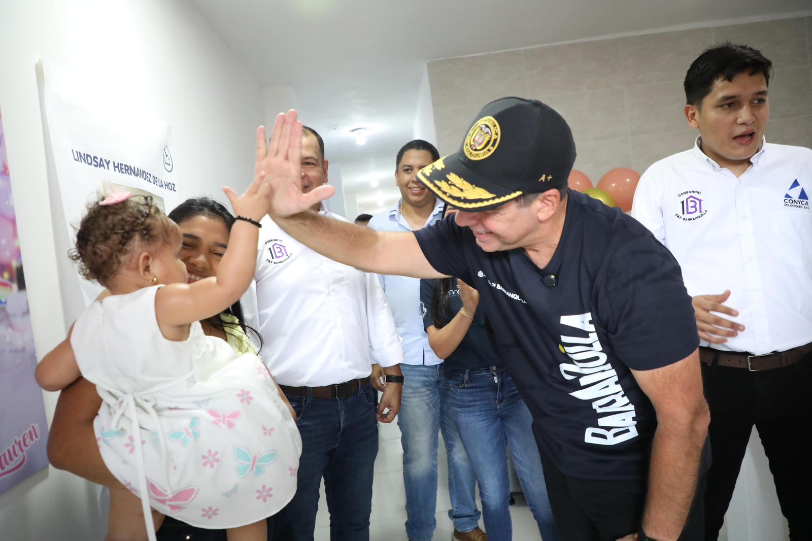 Alcalde saluda a bebé junto a su familia favorecida con mejoramiento