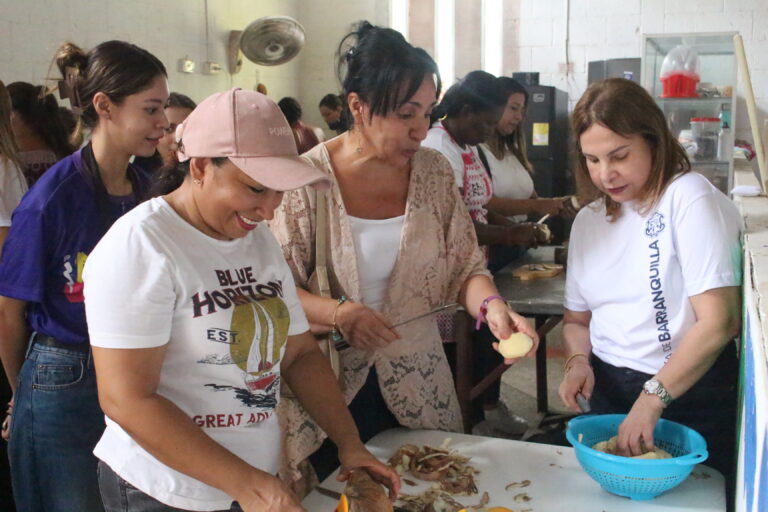 Mujeres realizando labores de cocina