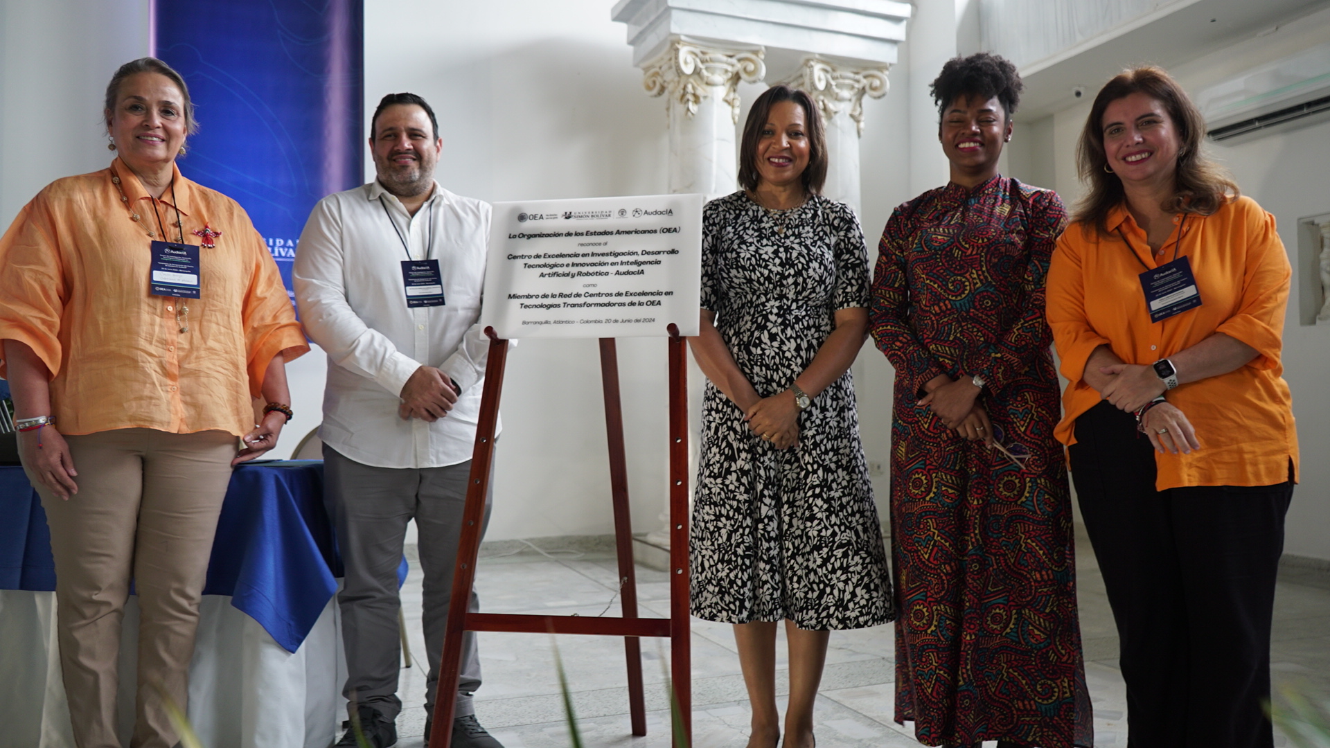 Personal en la apertura del primer Centro de Excelencia de Inteligencia Artificial