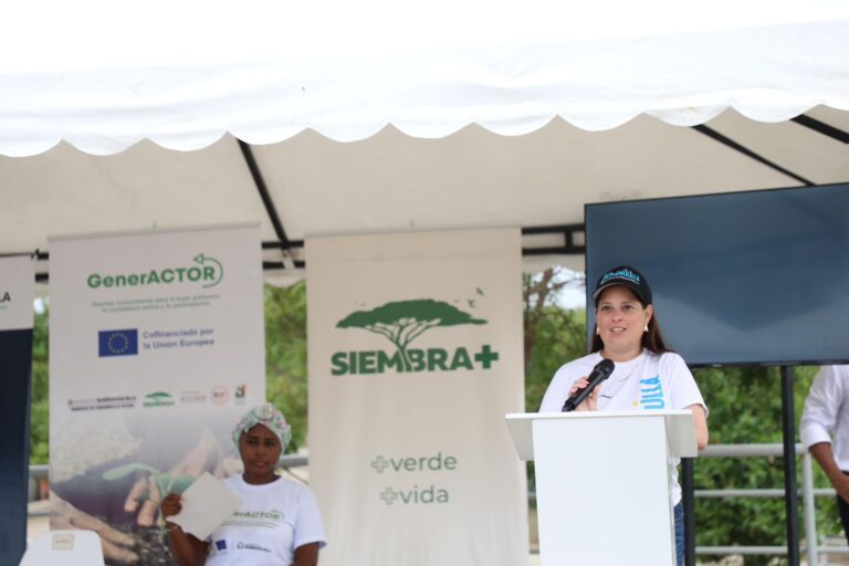 María Eugenia Yunis, en lanzamiento de la huerta comunitaria en La Paz