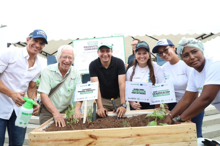 Personal del Distrito siembra la primera semilla en una huerta comunitaria