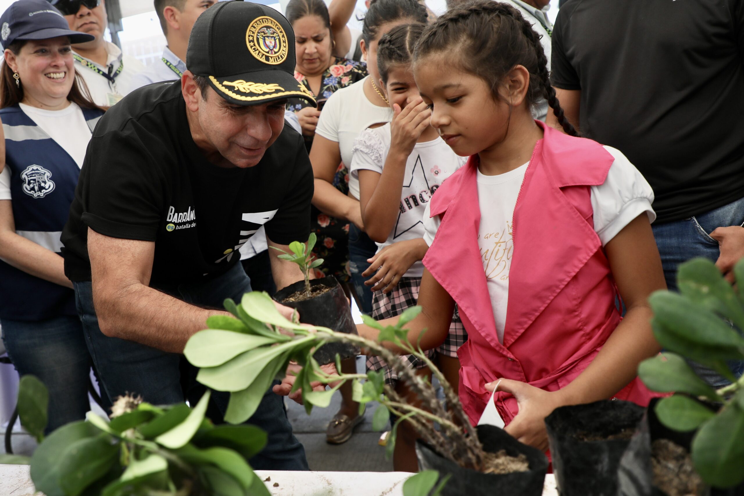 Alcalde entrega una planta a una niña