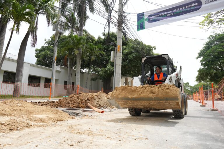  catapila trabaja en ampliación de corredores viales 