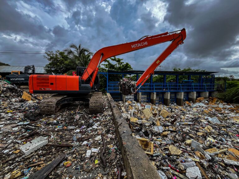 DRaga realiza limpieza en arroyo León