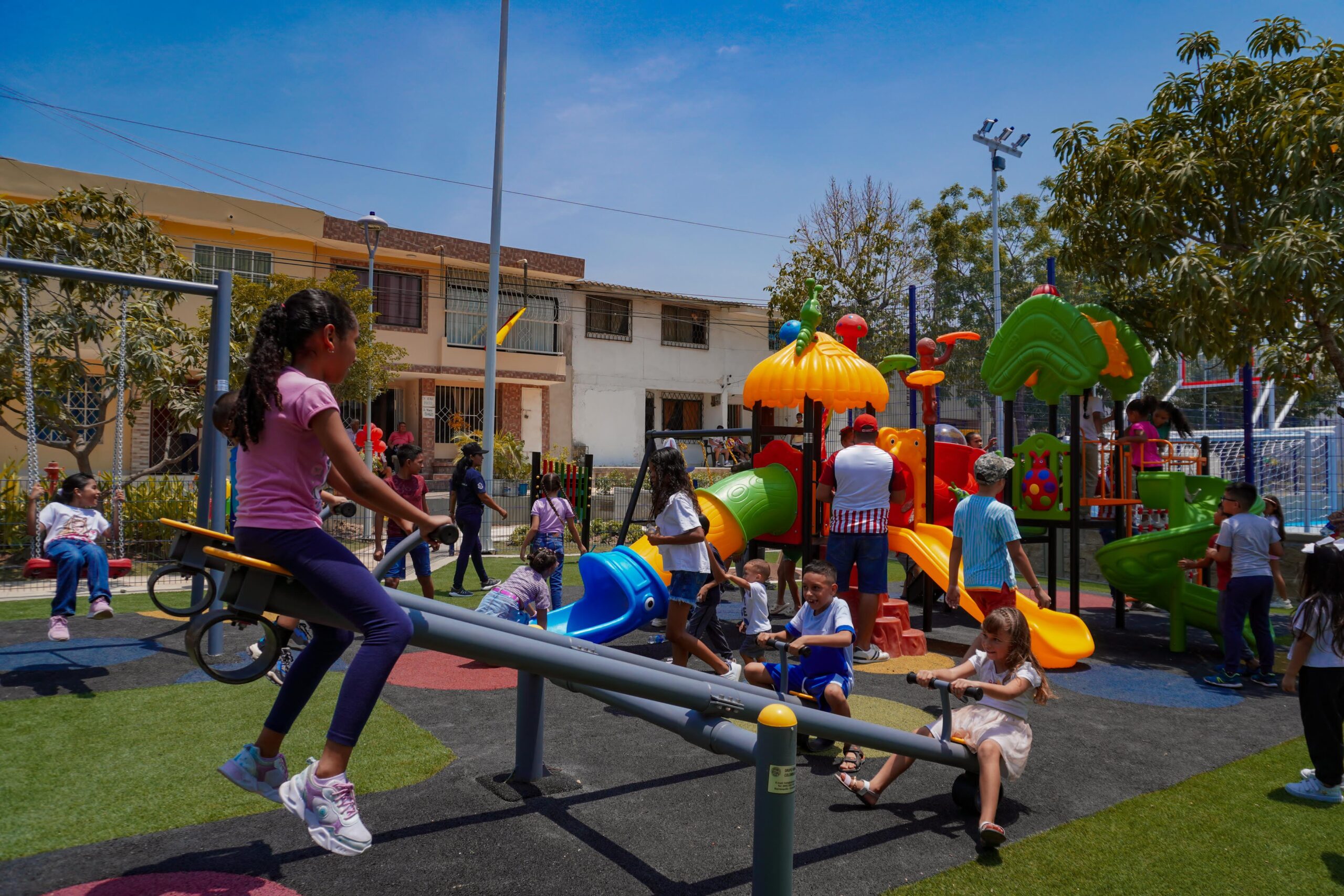 Niños disfrutando en los juegos de un parque