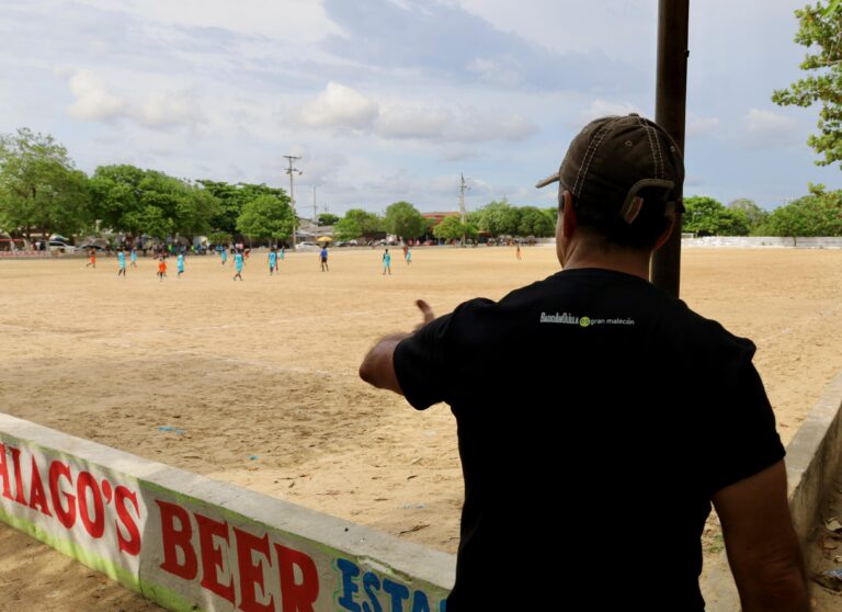 Alcalde observa estadlo actual cancha La Magdalena