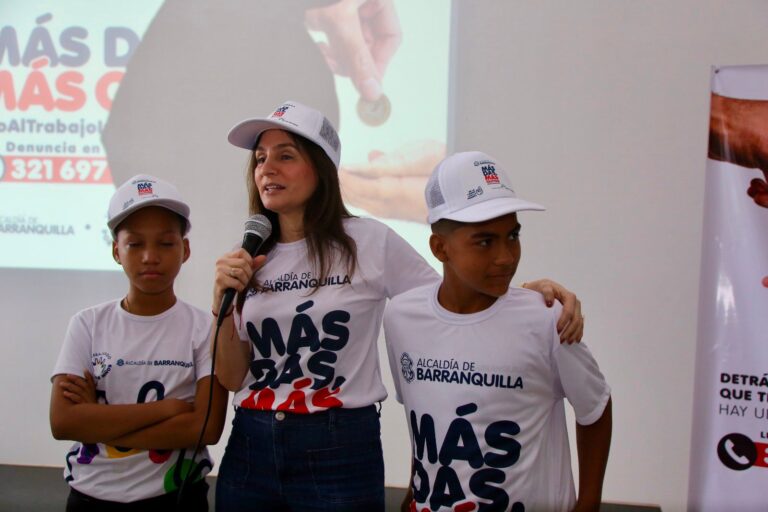 Priemra Dama con dos niños en campaña contra el trabajo infsntil