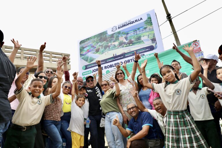 Alcalde junto a la comunidad barrio 7 de abril, frente a la valla de la obra