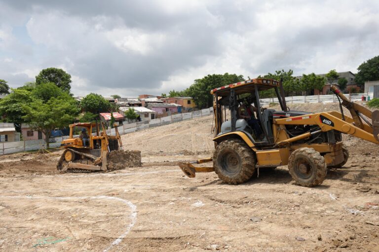 Retroexcavadoras en obras del Jorge Robledo Ortiz 