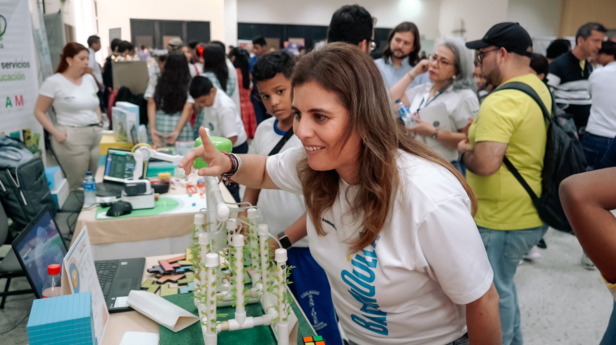 secretaria en visita a la Feria BAQSTEM+IS