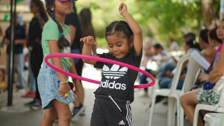 niña baila la ula ula