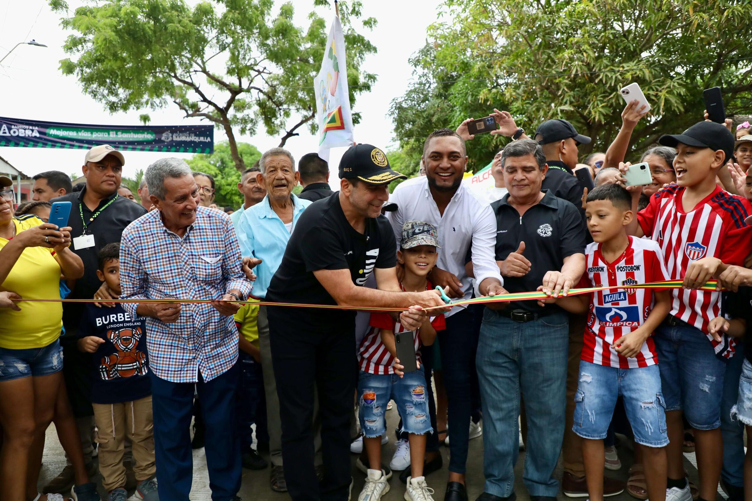 El alcalde inaugura vía en Santuario.