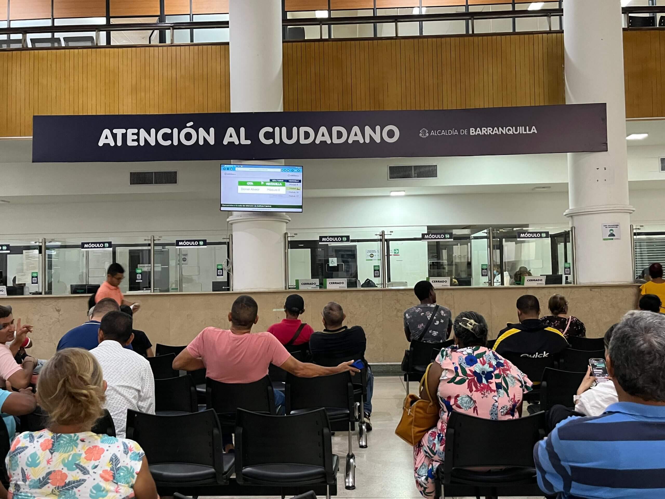 Usuarios en sala de espera de la oficina de Atención al Ciudadano