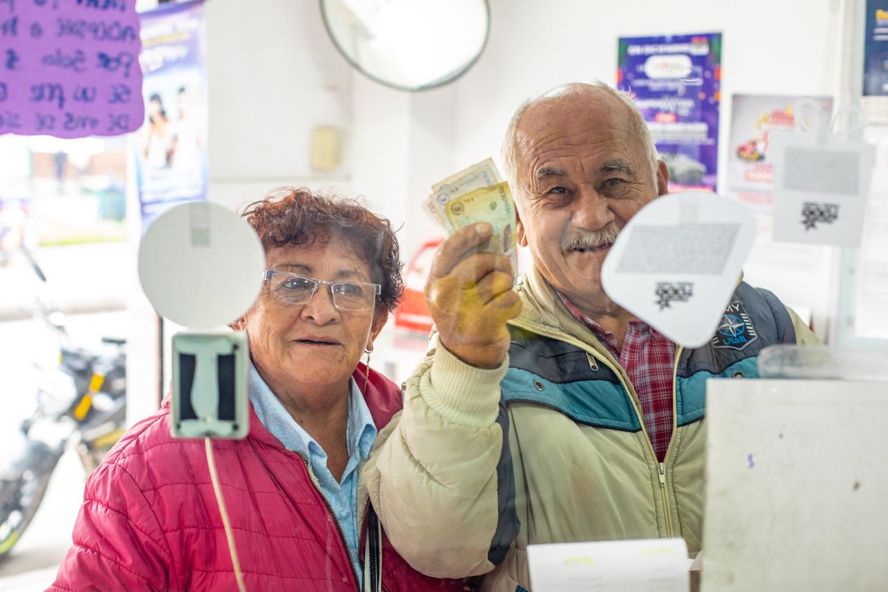 adultos mayores reciben pago