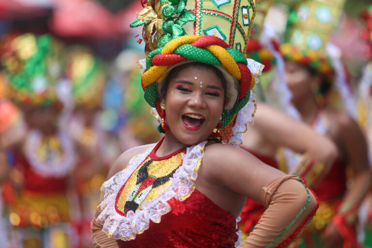 Mujer vestida de congo grande en desfile 