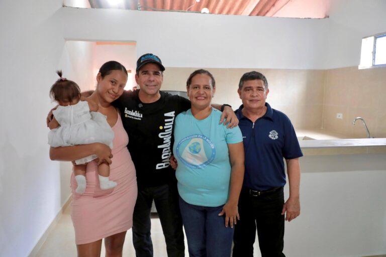 Alcalde junto a familia beneficiada con mejoramiento