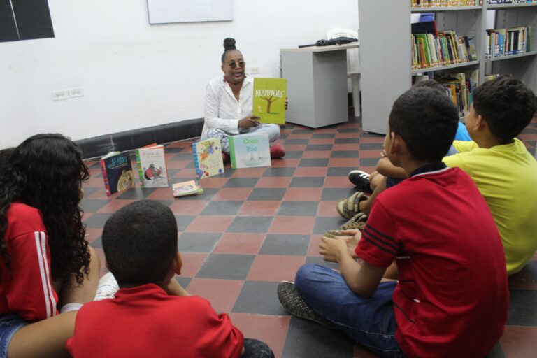 Niños en un espacio de lectura