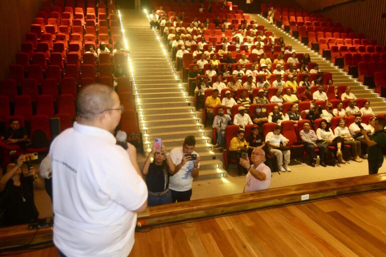 Secretario de Cultura hablando a emprendedores