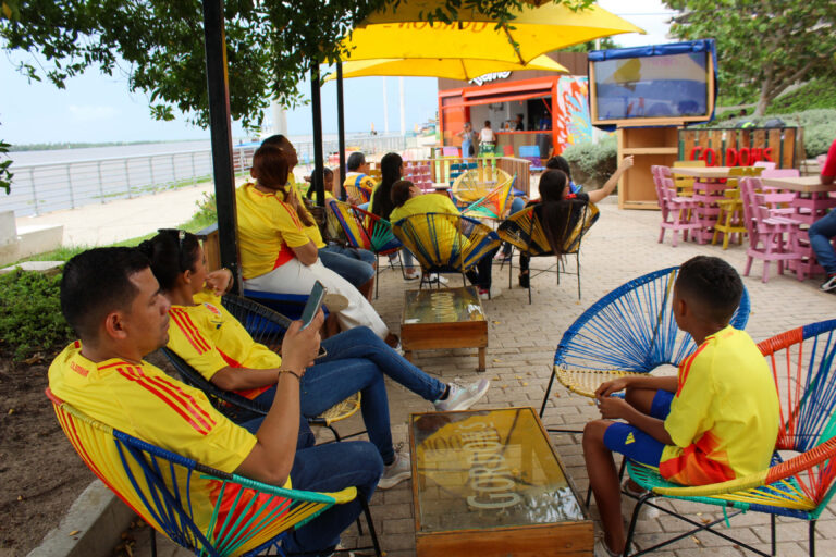 Personas viendo el partido en Gran Malecón