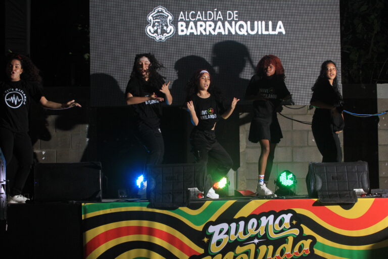 Grupo artístico en evento “Buena Movida”