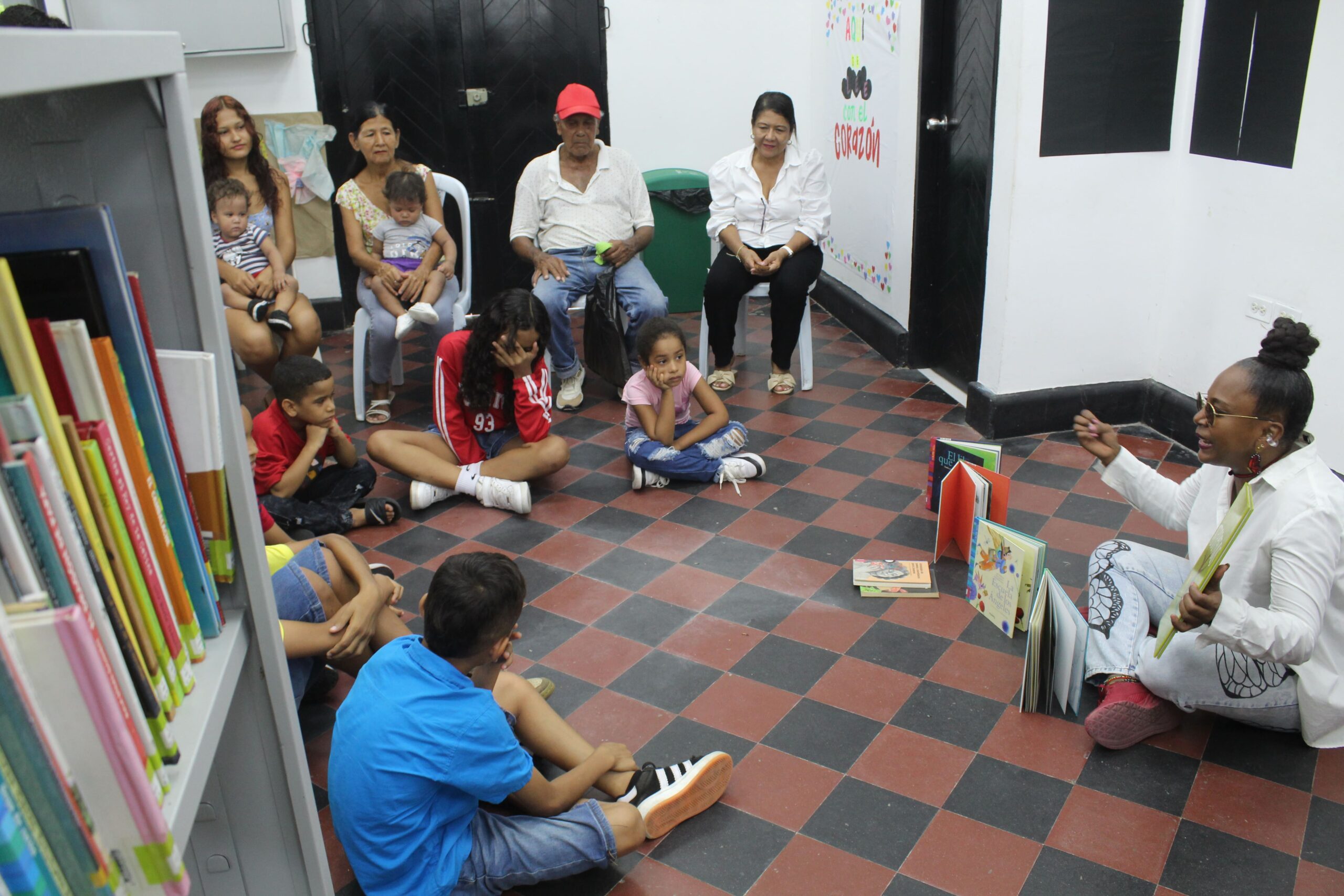 Comunidad disfrutando de los beneficios de las bibliotecas distritales