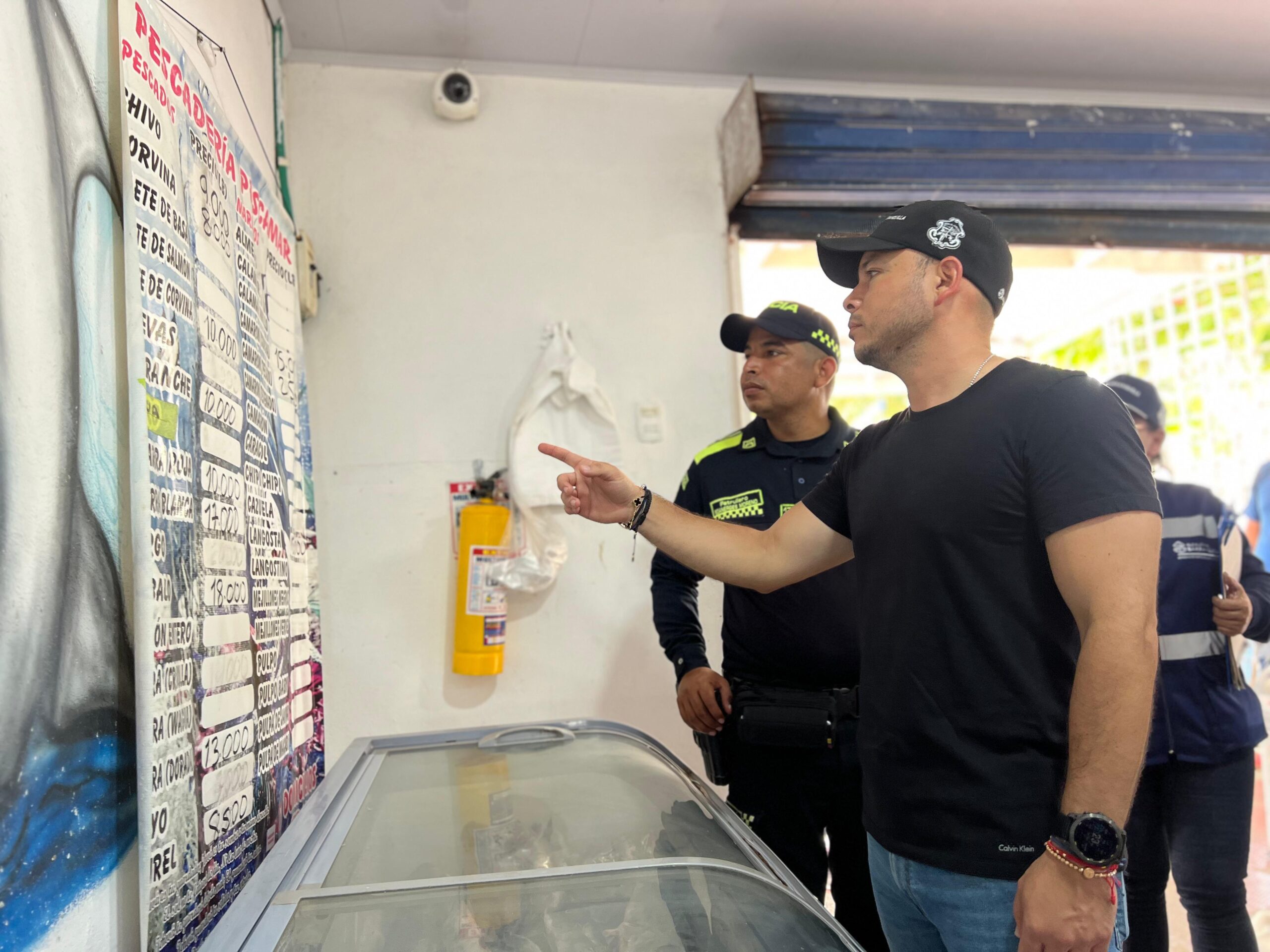 Autoridades visitando establecimientos de alimentos.