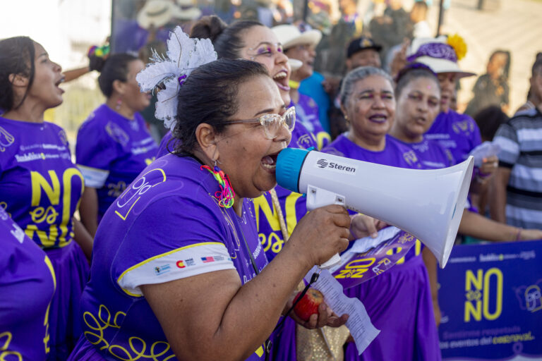 Mujeres en marco de campaña No es No.