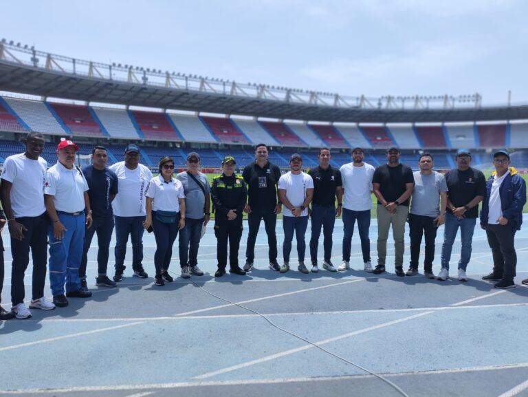 Autoridades reunidas dentro del estadio Metropolitano