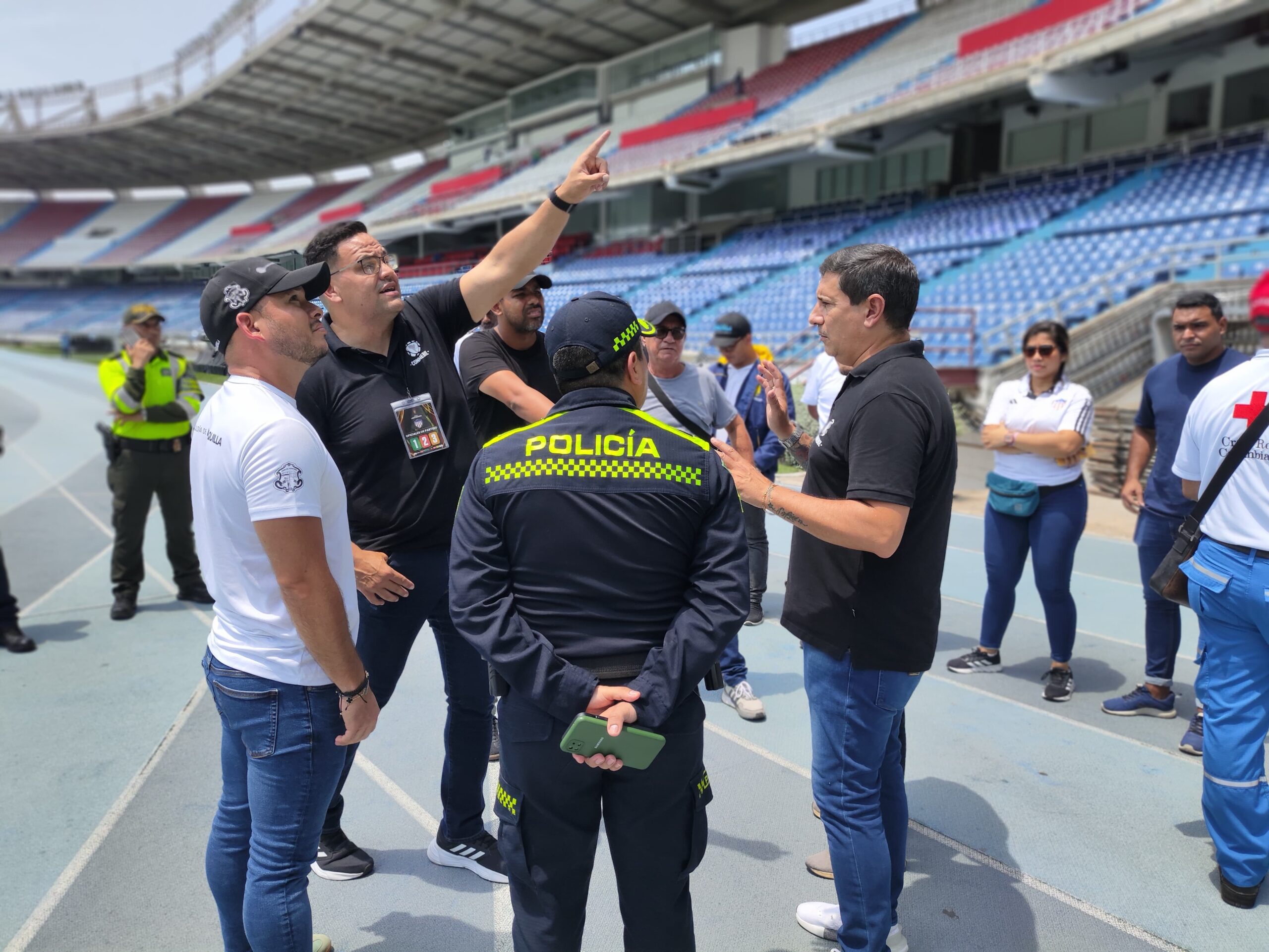 Autoridades revisando instalaciones del estadio de futbol