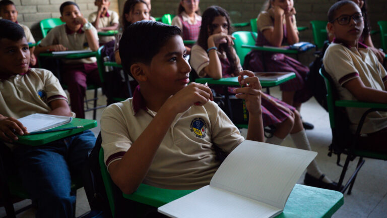 Estudiantes en aula de clases 