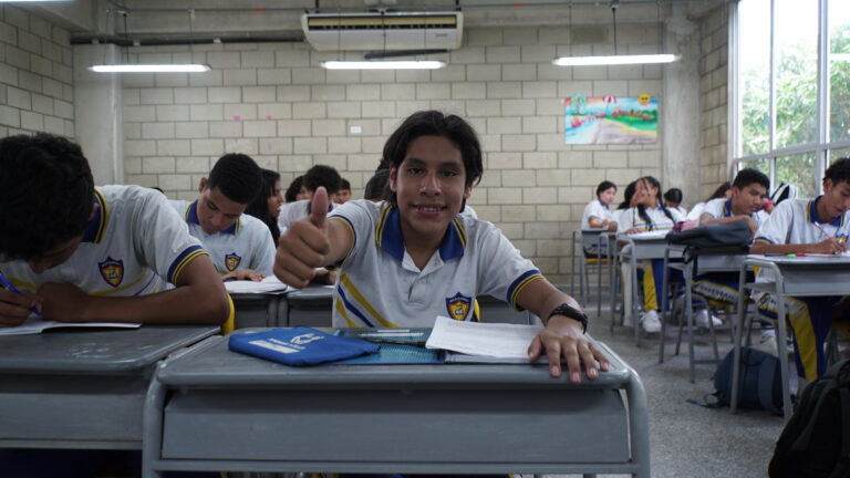 Joven estudiante en aula de clases