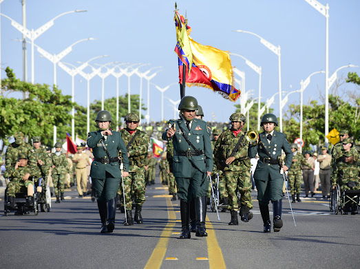 Desfile de militares con la bandera de Colombia