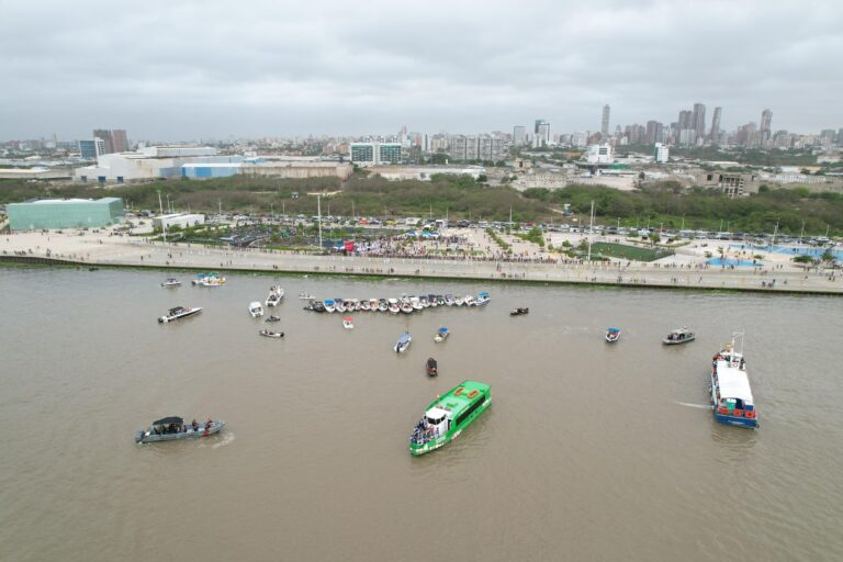 Embarcaciones en el río en Gran Malecón 