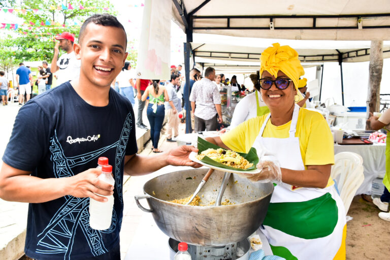 persona comprando alimentos en festival Sabor Bajero