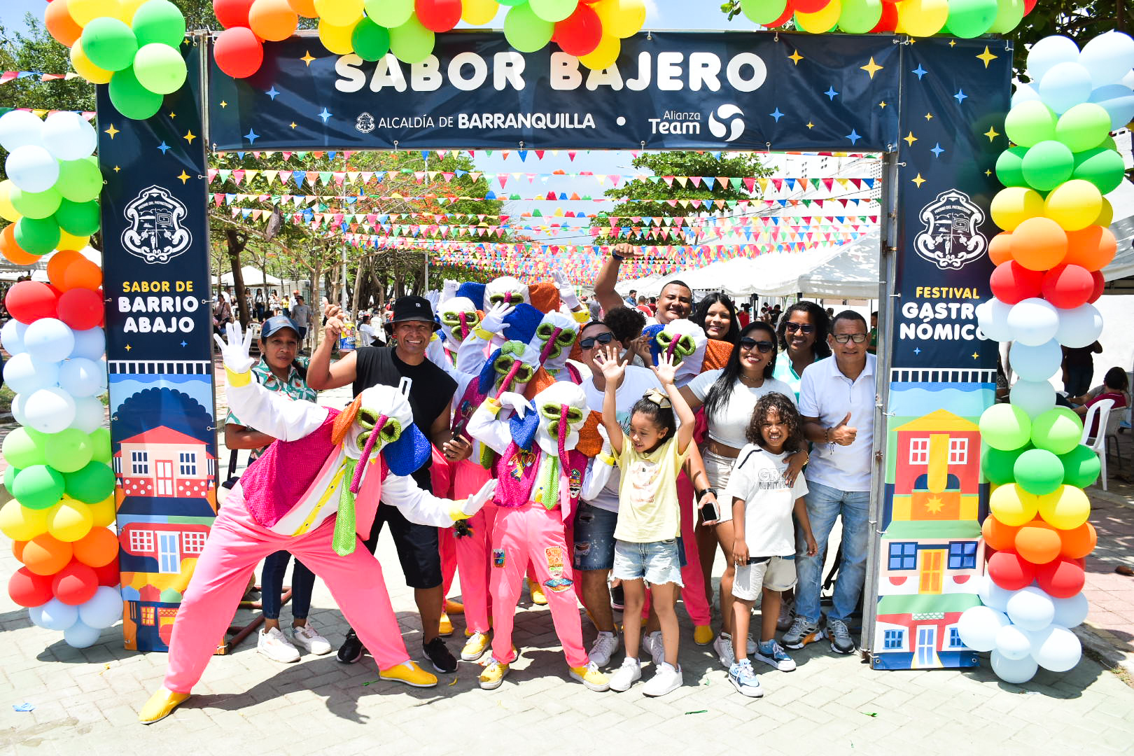 Grupo de personas en entrada a Sabor Bajero