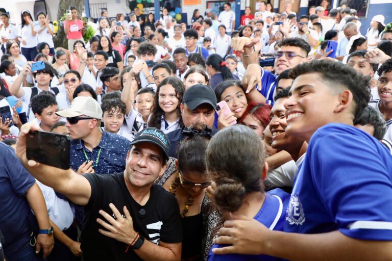 Alcalde se toma selfie con comunidad educativa